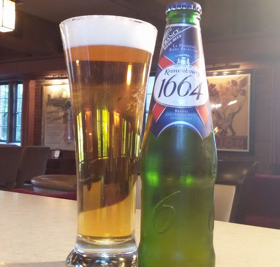 QuadClub's tweet photo. New #craftbeer @ #quadclub #uchicago! @newbelgium #bluepaddle, @BrooklynBrewery American #Ale & @Kronenbourg1664 https://t.co/AkozdrDtMx