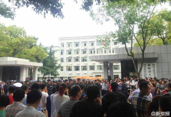 PDChina's tweet photo. Thousands teachers launch strike at local govt building in S. #China’s Hunan Province over years of overdue salaries https://t.co/vnK8xD3tN0
