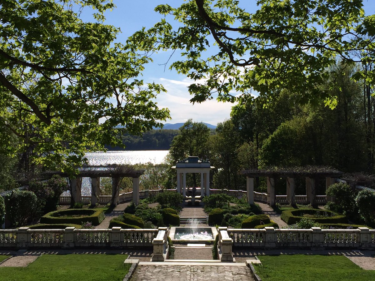BardCollege's tweet photo. A perfect day at Blithewood. #bardcollege #blithewood #hudsonvalley https://t.co/zzzVB41YxV