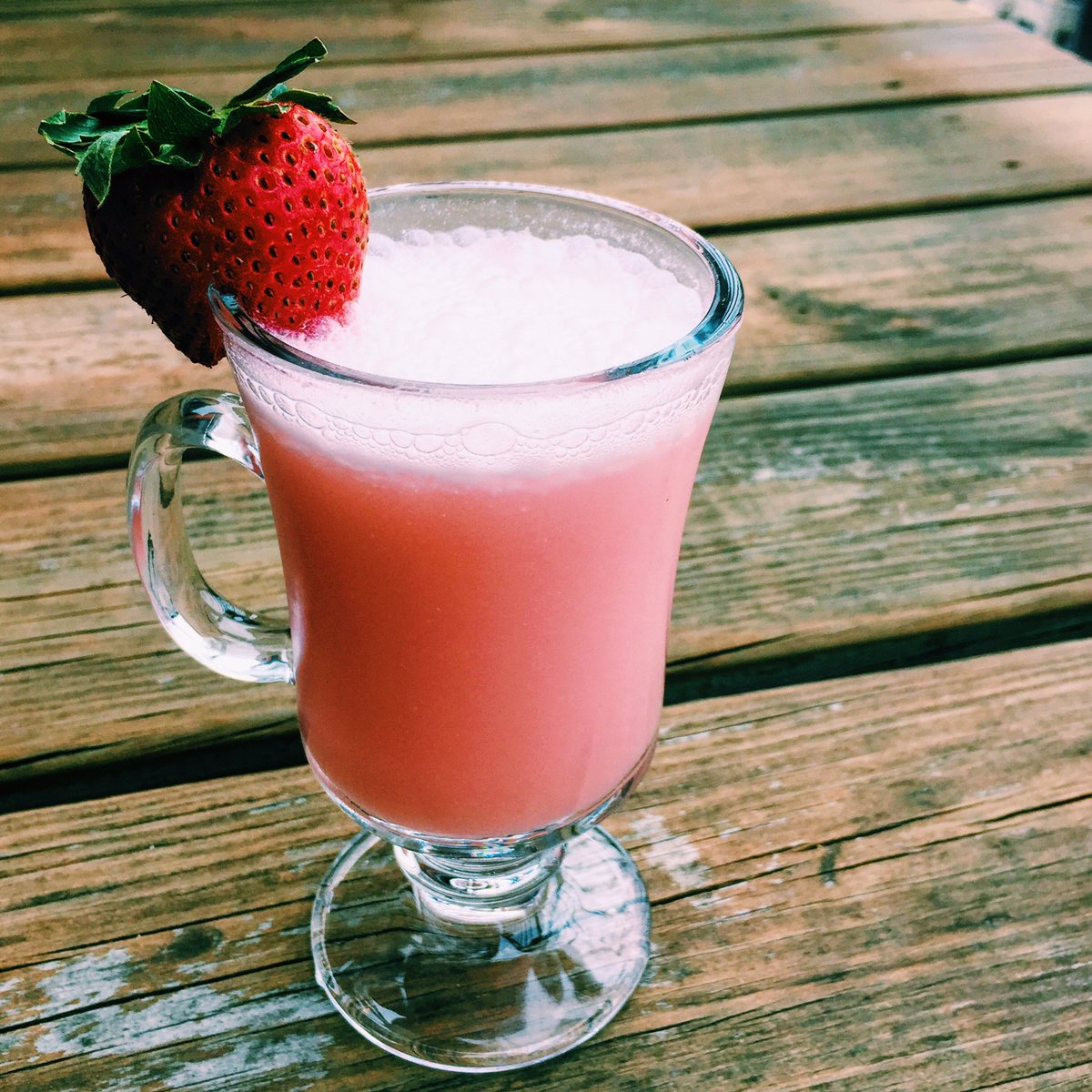 Hey, <a href="/GranderRum/">Grander Rum</a> this rhubarb-strawberry coconut daiquiri we made w/your rum is amazing! tinyurl.com/rhubarbdaiquiri