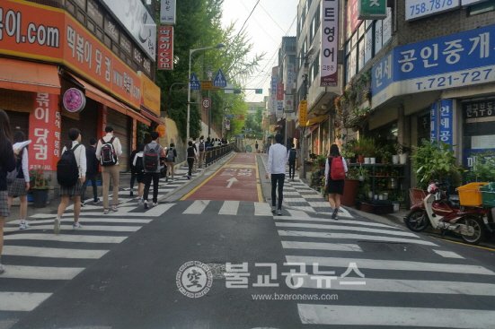 성남시, 원터로에 보행로 개선 마쳐~ 9천여명의 학생과 교직원들 안전한 통학로 확보~~ bzeronews.com/news/articleVi…