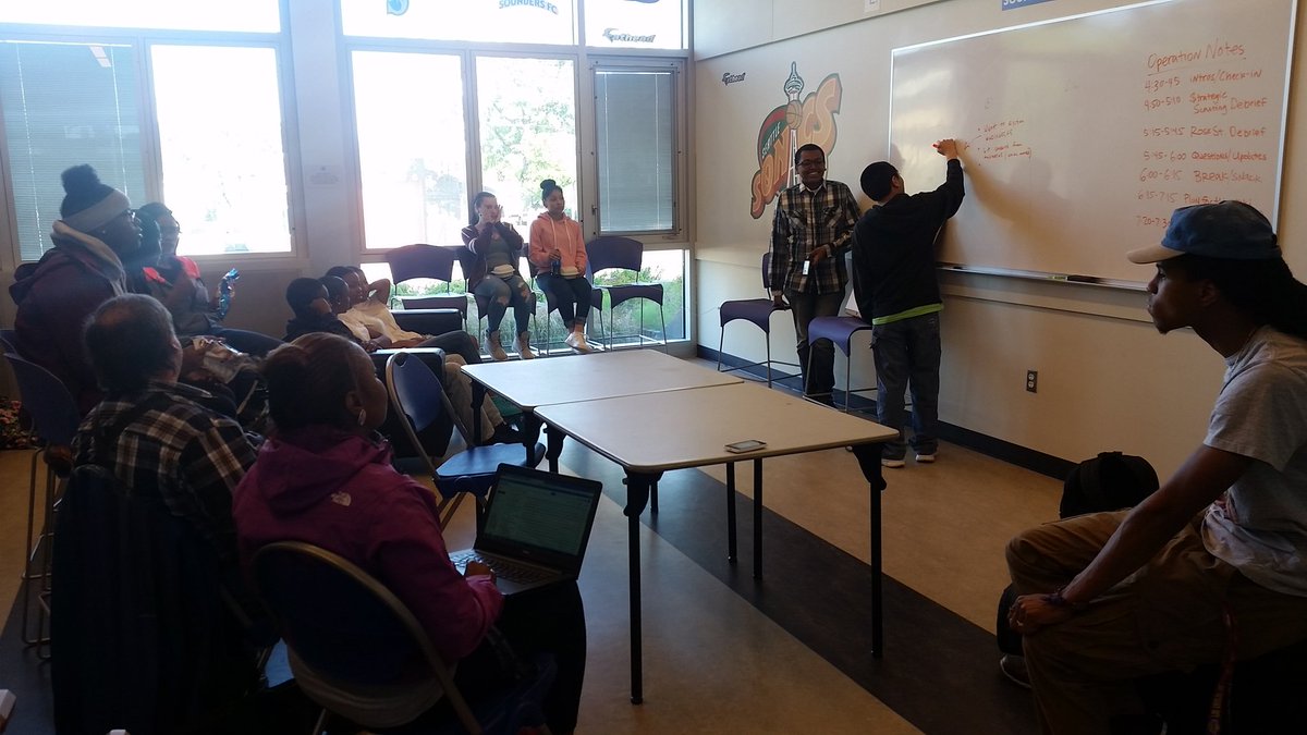 FN_Dar's tweet image. RBAC Youth Engagement Workers leading a debrief in our planning meeting! #RBAC #RFuture