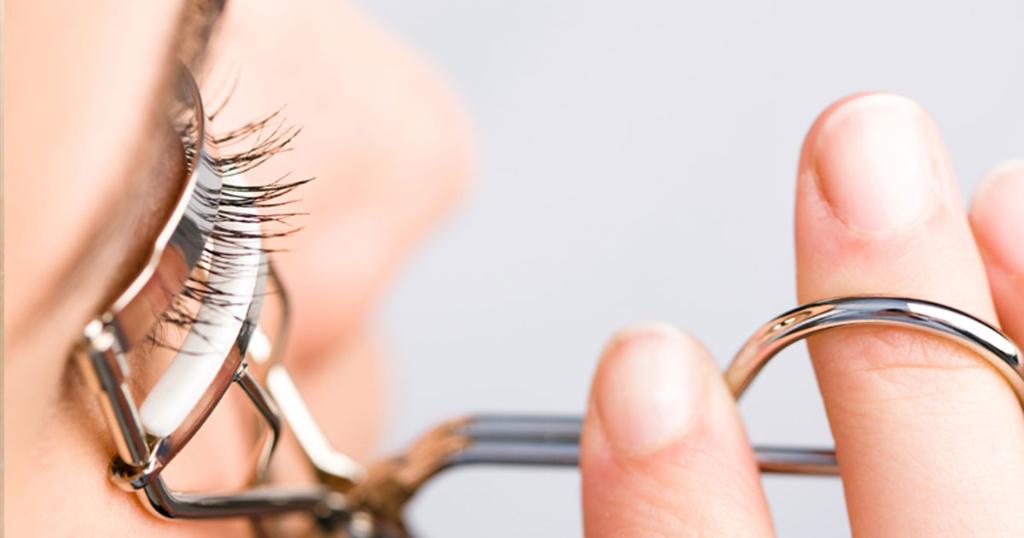 FitnessMagazine's tweet image. A makeup artist reveals how you're *really* supposed to curl your eyelashes: spr.ly/6015BW729