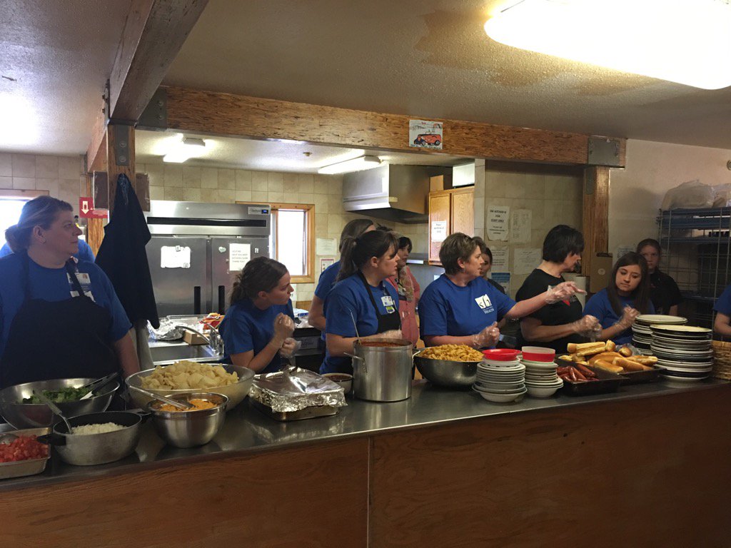 damonmartin63's tweet photo. SLV Health serving LaPuente tonight. Proud of our community and how it cares for the homeless! #community #slvhealth https://t.co/vmNBUqZbIU