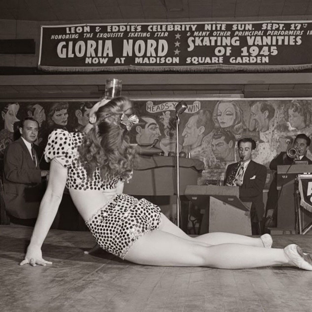 coolbananapod's tweet photo. Roman Vishniac took this photo of a burlesque performer eddies nightclub New York 1945 #showgirl #burlesk https://t.co/u3WTycAUmD