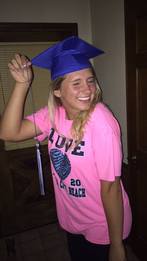 hann_fishh's tweet photo. your tassels way to long you need to cut itttttttt✂️ #brokee https://t.co/hPMC2n3JH4