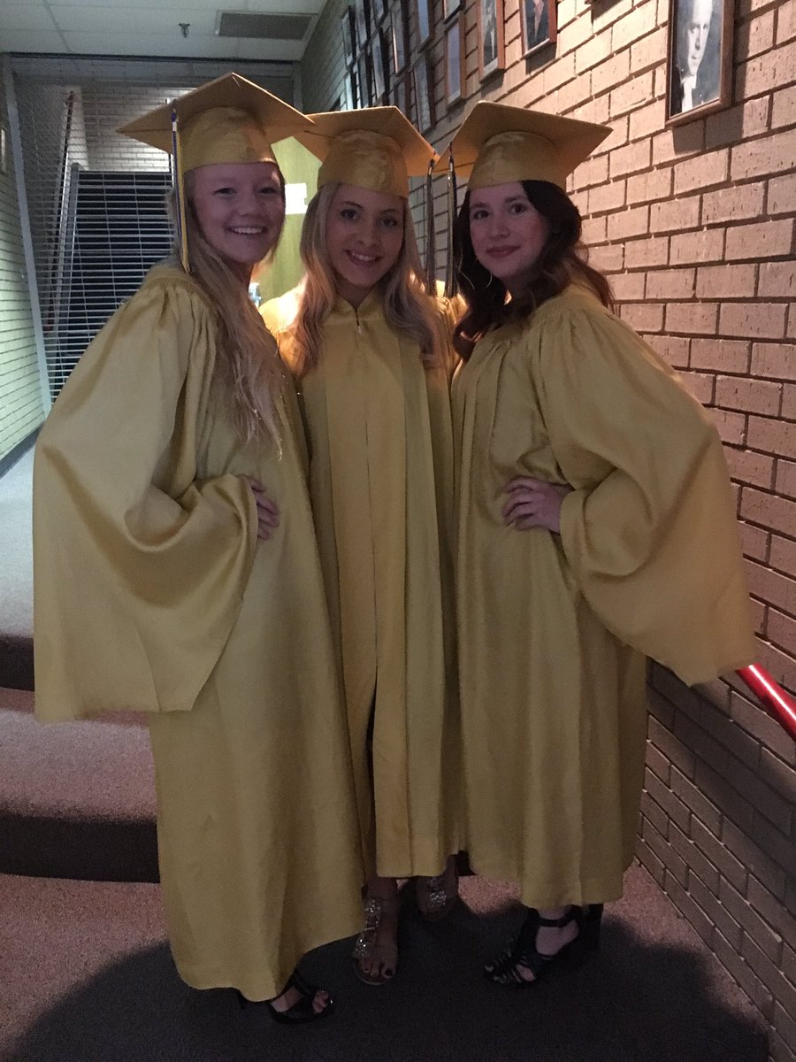 breannE_dale's tweet photo. All of my favorite people that I can't wait to graduate with🙊🎉🎊💙💛 https://t.co/XpYY6Q7C55