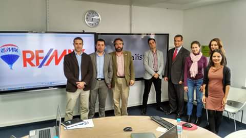 Remax_Tandem's tweet photo. Nuestro Broker Alejandro Vazquez, con los Trainers de @idealista  y los compañeros de @REMAXESPANA "Idealista Tools" https://t.co/wTns3f1tY7