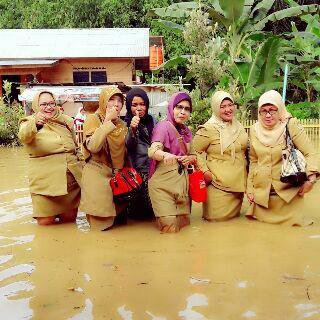 amsar2014brb's tweet photo. Bàrabai banjir lg di dekat bantaran sungai. https://t.co/bofjWHRNLD