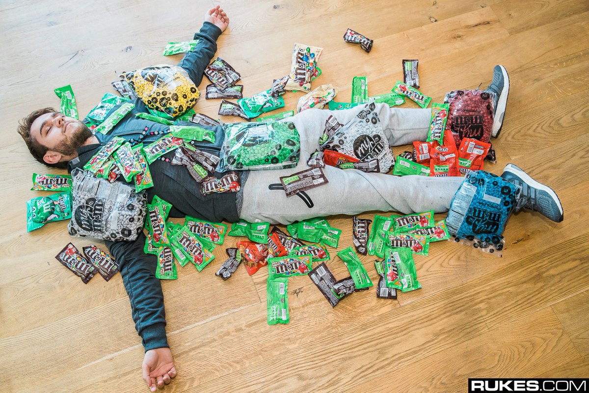 Zedd's tweet photo. fell asleep like this ... @mmschocolate https://t.co/JwczdOmv9e