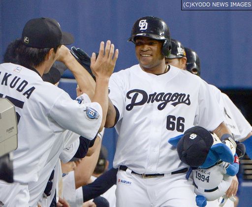 ベースボールキング On Twitter 3 4月の月間mvp セ 野手 ダヤン ビシエド 中日 初受賞 開幕から3戦連発含むリーグトップタイの9本塁打 2位タイの23打点を記録 中日の野手では2014年7月の和田一浩以来となる受賞 Dragons