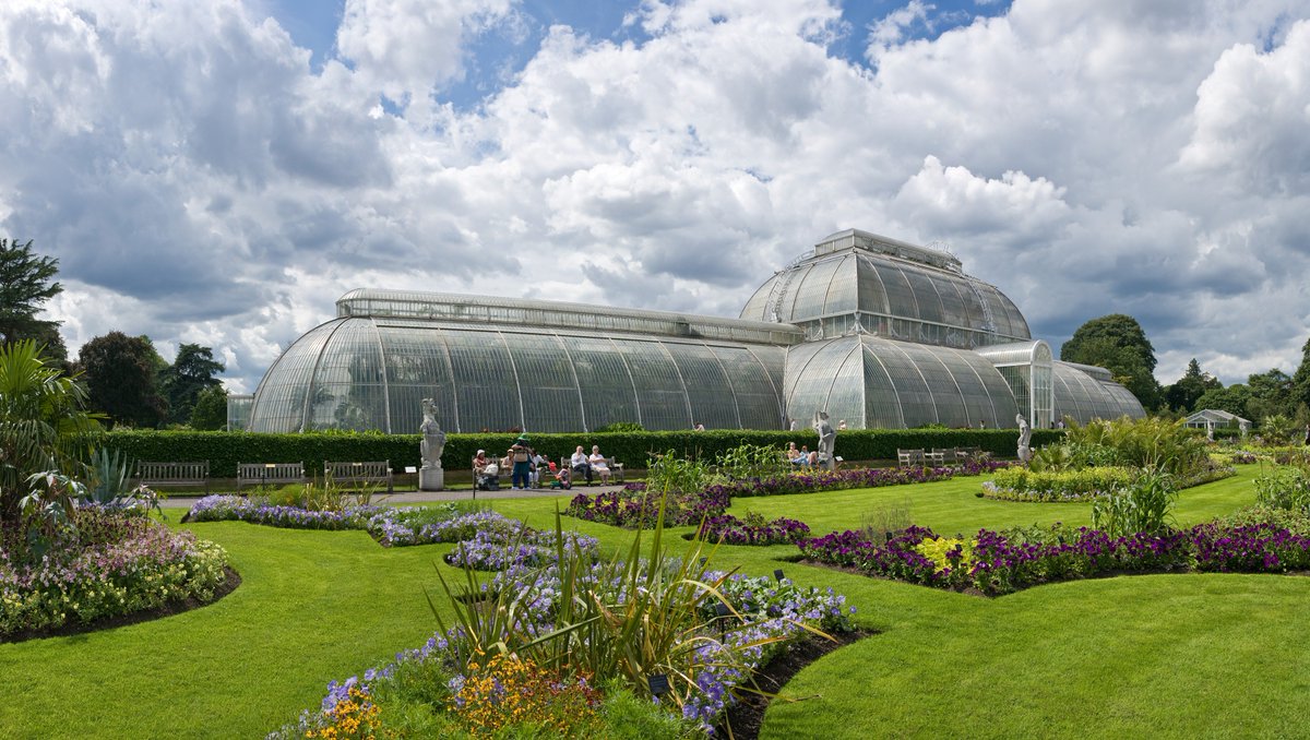 世界遺産好き 英国 キューの王立植物園 キューの王立植物園 は 1759年にイギリス王室のジョージ3世の母がつくらせた 121万 の敷地面積をもつ世界最大級の植物園 巨大なガラス温室パーム ハウスの外観は 建造されたヴィクトリア朝時代のままである