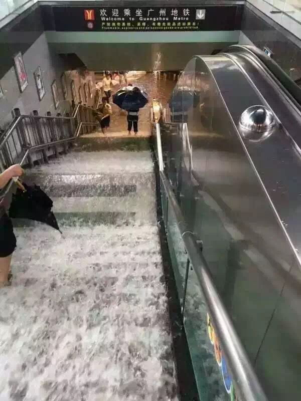 Sue_18M's tweet photo. Hoy en la mañana hubo inundaciones aquí en GuangZhou.😂 llegue toda mojada a la Universidad 😢😢 https://t.co/NiK5ZaJbeb