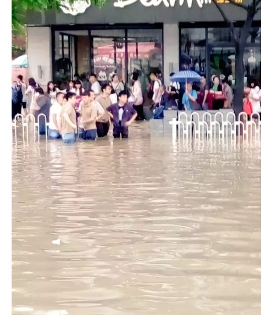 Sue_18M's tweet photo. Hoy en la mañana hubo inundaciones aquí en GuangZhou.😂 llegue toda mojada a la Universidad 😢😢 https://t.co/NiK5ZaJbeb