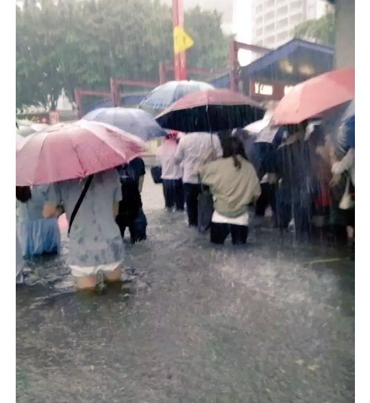 Sue_18M's tweet photo. Hoy en la mañana hubo inundaciones aquí en GuangZhou.😂 llegue toda mojada a la Universidad 😢😢 https://t.co/NiK5ZaJbeb