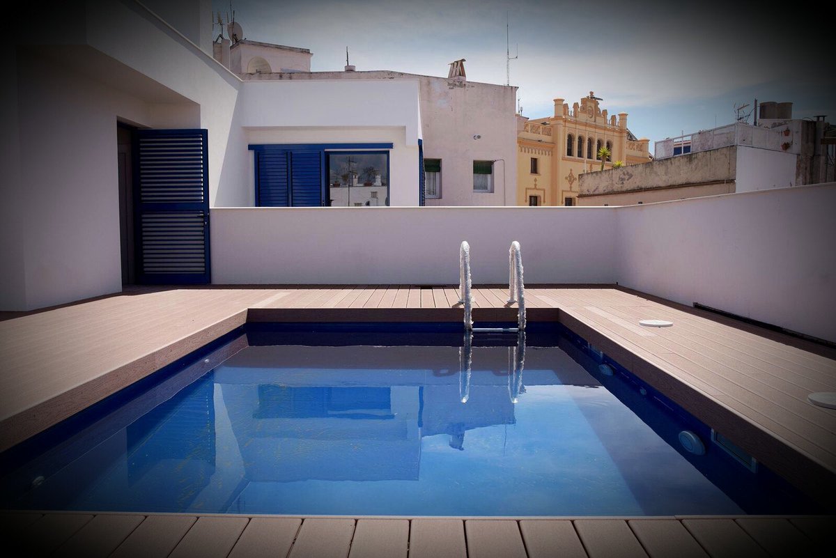 Esta nueva piscina ya esta esperando que se tiren en ella... que llegue el buen tiempo!
¡ ¡ B U E N O S  D I A S ! !