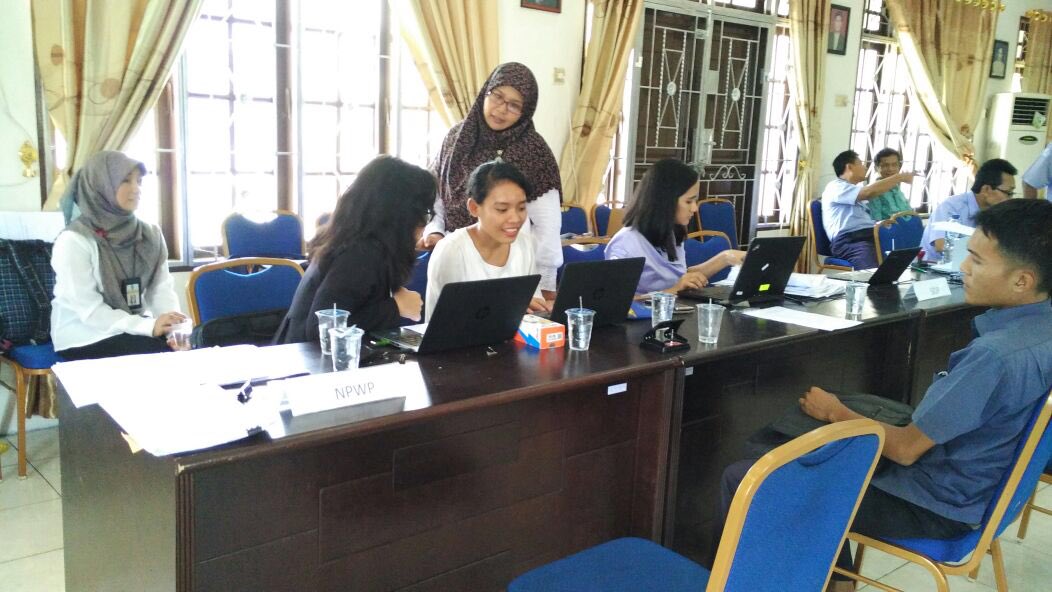 Suasana #GeraiPerizinanKKP kapal hasil pengukuran ulang di PPS Belawan. Gerai berlangsung dari tgl 9-12 Mei 2016.