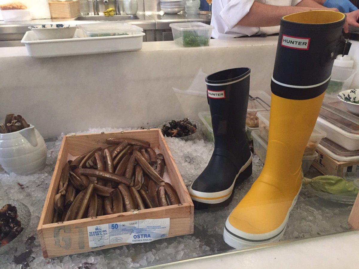 Eugenia_Marcos's tweet photo. Hora del aperitivo @abastos2.0 viendo novedades @HunterBoots #BeAHunterOriginal @TheLuxonomist #fashion #lifestyle https://t.co/1y5Yeft769