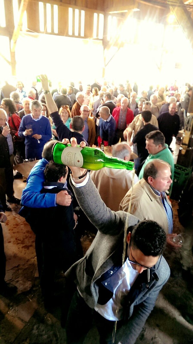 SidraTrabanco's tweet photo. Presentación Nueva Cosecha 2015 @sidra_seleccion #trabanco #muñiz #peñón #foncueva @SandraMoti @fundacionsi https://t.co/24Wa8auIG1
