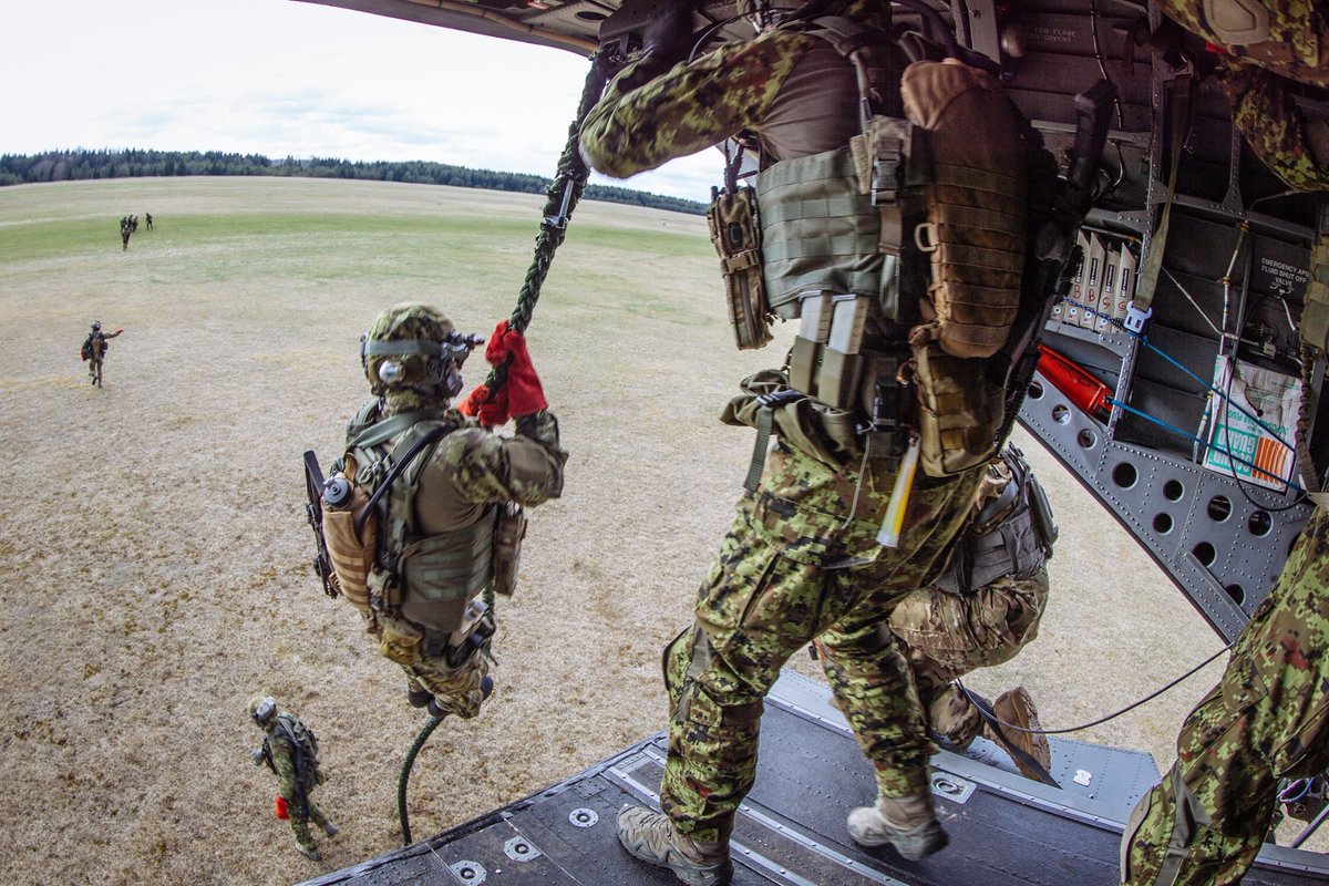 Kaitsevagi's tweet image. Estonian #specialforces operators conduct fastrope training. #ESTSOF