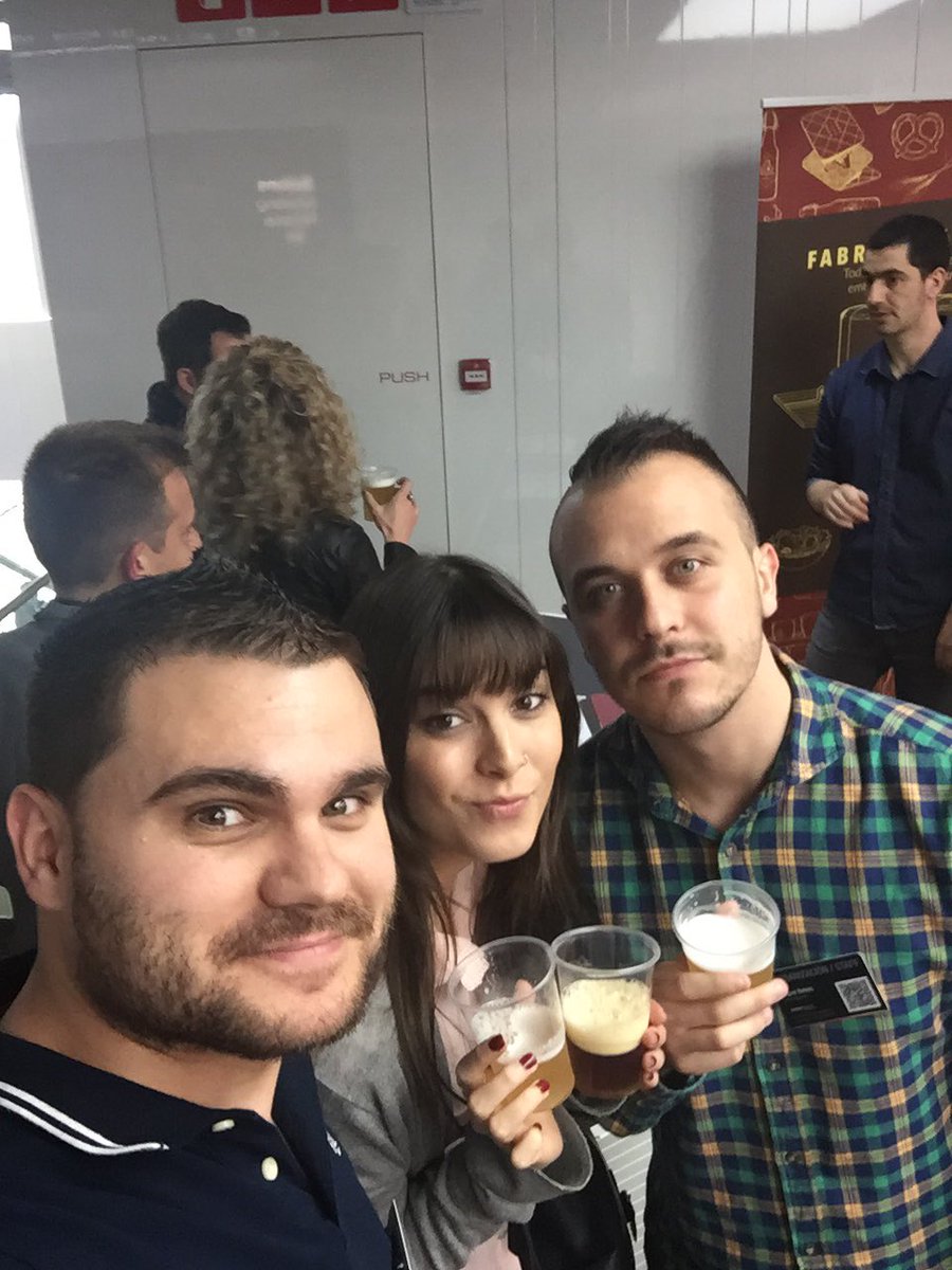 borja_rs's tweet photo. Selfie cervecero en el #DrinkingCorner de #MBFBarcelona 

Estupenda la cerveza de @MaestroBCN https://t.co/qnXrU7LZ6D