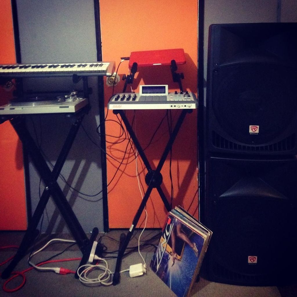 producerpassion's tweet photo. Beat wars goin down at the crib, all I need to get right. #2dopeboys #beatlife #beatbattle #gearporn #back2thebasic… https://t.co/Ve7aEgQxOZ