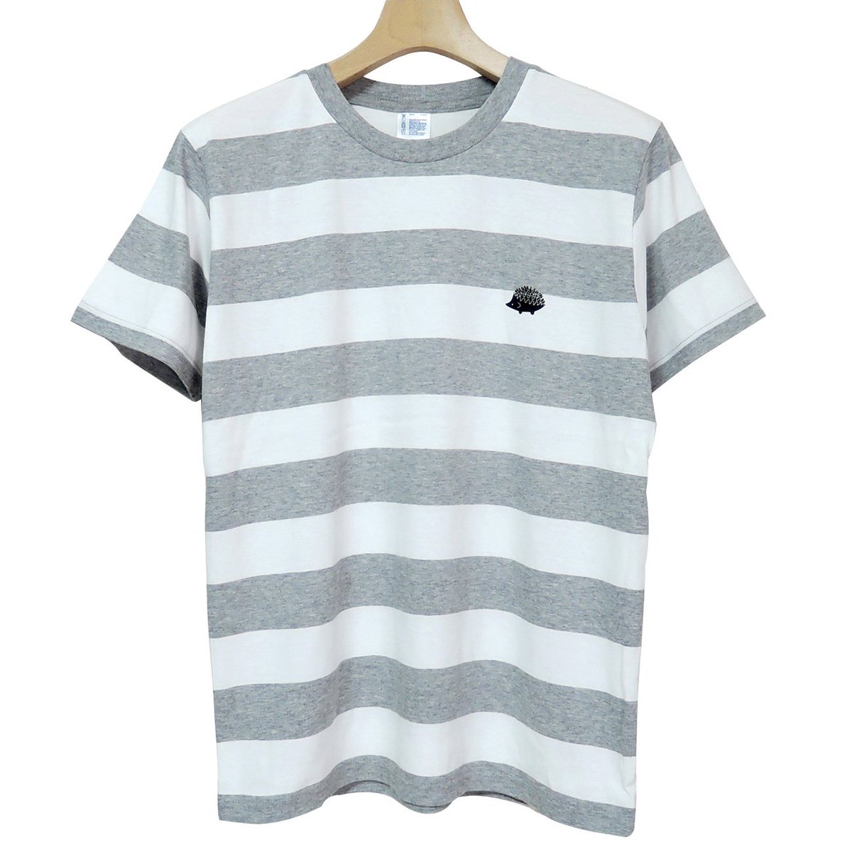 WalterBosse's tweet photo. ハリネズミをモチーフにした半袖ボーダーTシャツです
ハリネズミがボーダーの上に乗っかっています！
Colorは gray×whiteとnavy×whiteになります

こちらからどうぞ
https://t.co/Hqc0gf1CpX
https://t.co/DSEk70wTej