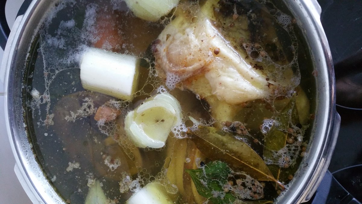 WeOwnOurHealth's tweet photo. Bone broth is a super healthy stock that heals your gut and boosts your immune system big time. https://t.co/MIsEyNcYTe