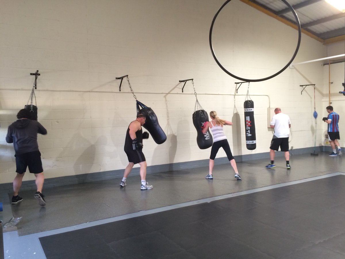 VerticalFitGain's tweet photo. Busy boxing class last night - here is one batch of students mid bag session #boxingcircuits #stressrelief https://t.co/QmENVwjIJI