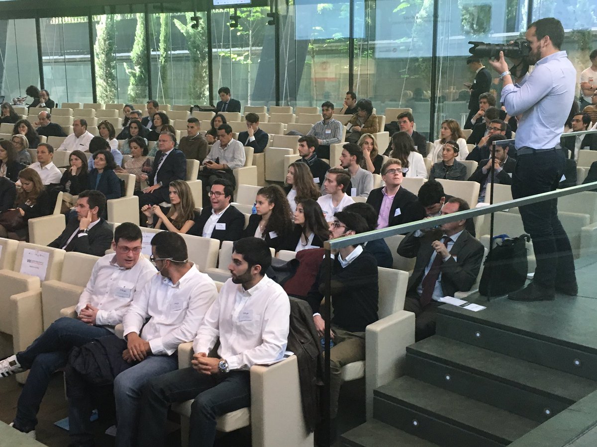efrenhdez's tweet photo. Nervios entre los finalistas del #Startuprogramme por ver quién representará a España en #Bucarest @SUProgramme https://t.co/kbO6shfA9W