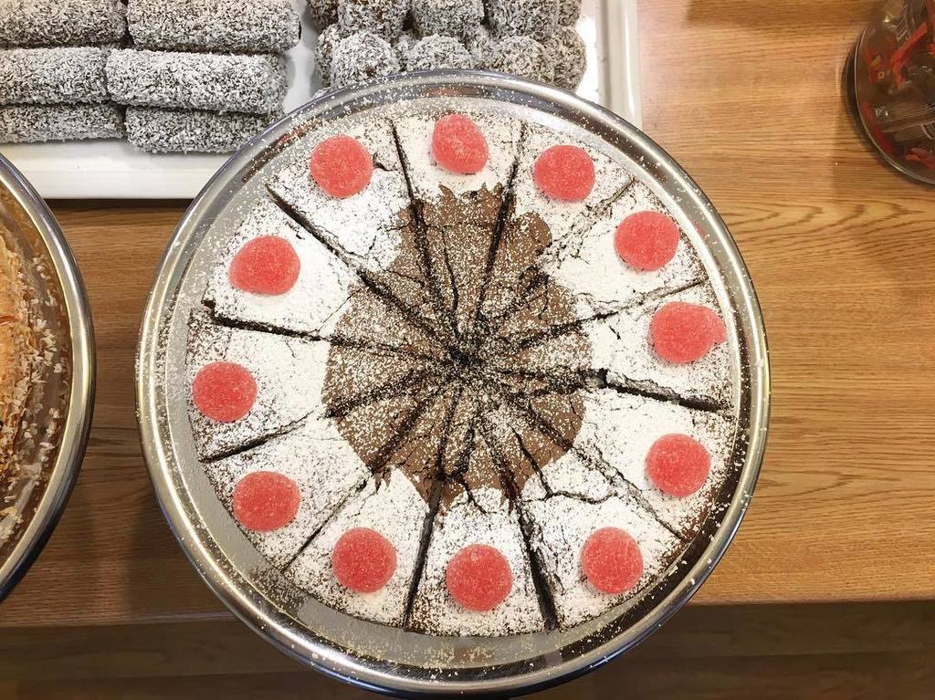 LeosLekland's tweet photo. Leos kladdkaka, mums 😋😋 #leoslekland #luleå https://t.co/nhvbPBYwZU