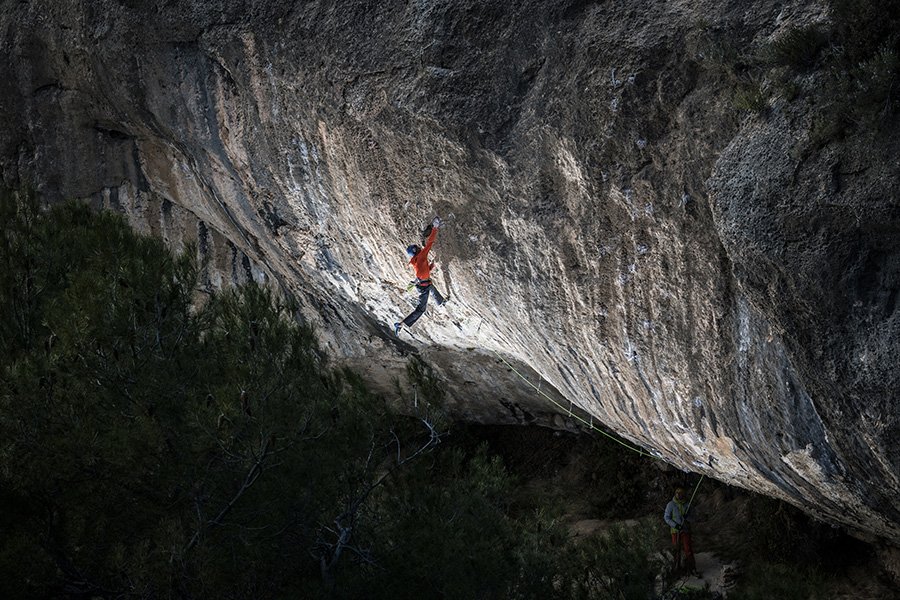 Planetmountain's tweet photo. #climbingvideo: Alexander Megos climbing First Round, First Minute at Margalef in Spain https://t.co/tlnCgwYWmV https://t.co/BEnLQvtACO