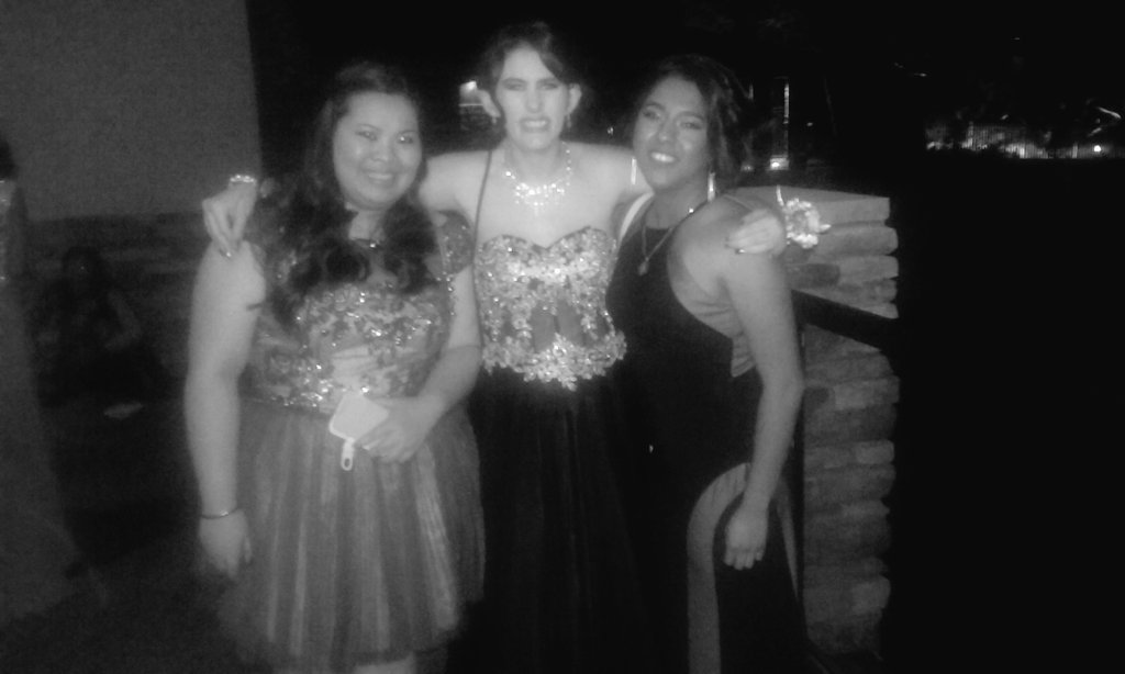 _maryjane16's tweet photo. Prom was fuckin lit with my girls and my boy! https://t.co/9UQayZriqX
