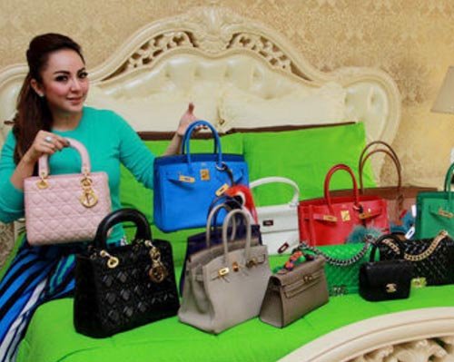 #NAGASWARA : <a href="/reginanews33/">reginanews</a> Koleksi Tas dan Sepatu Branded goo.gl/9iMjqh cc: <a href="/aurarizal/">Rizal_latief</a>