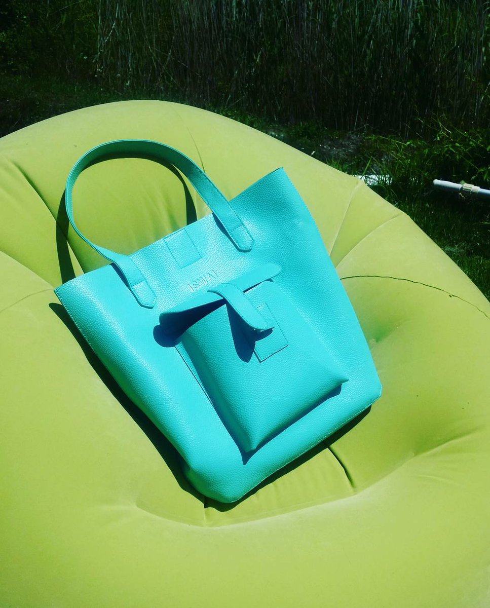 ellennewsome's tweet photo. Such a chiller. The @iswai_london tote 😍 https://t.co/I1hHezBVkD