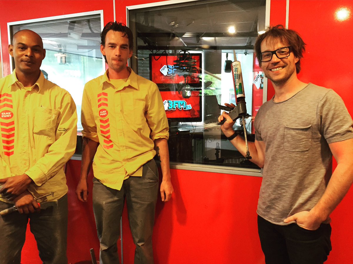 De ruit die ik aan diggelen gooide in de studio voor #Pinkpop kaartjes wordt gefixt! 😁🐷🔨 #alleenmaarsterrenopdefoto