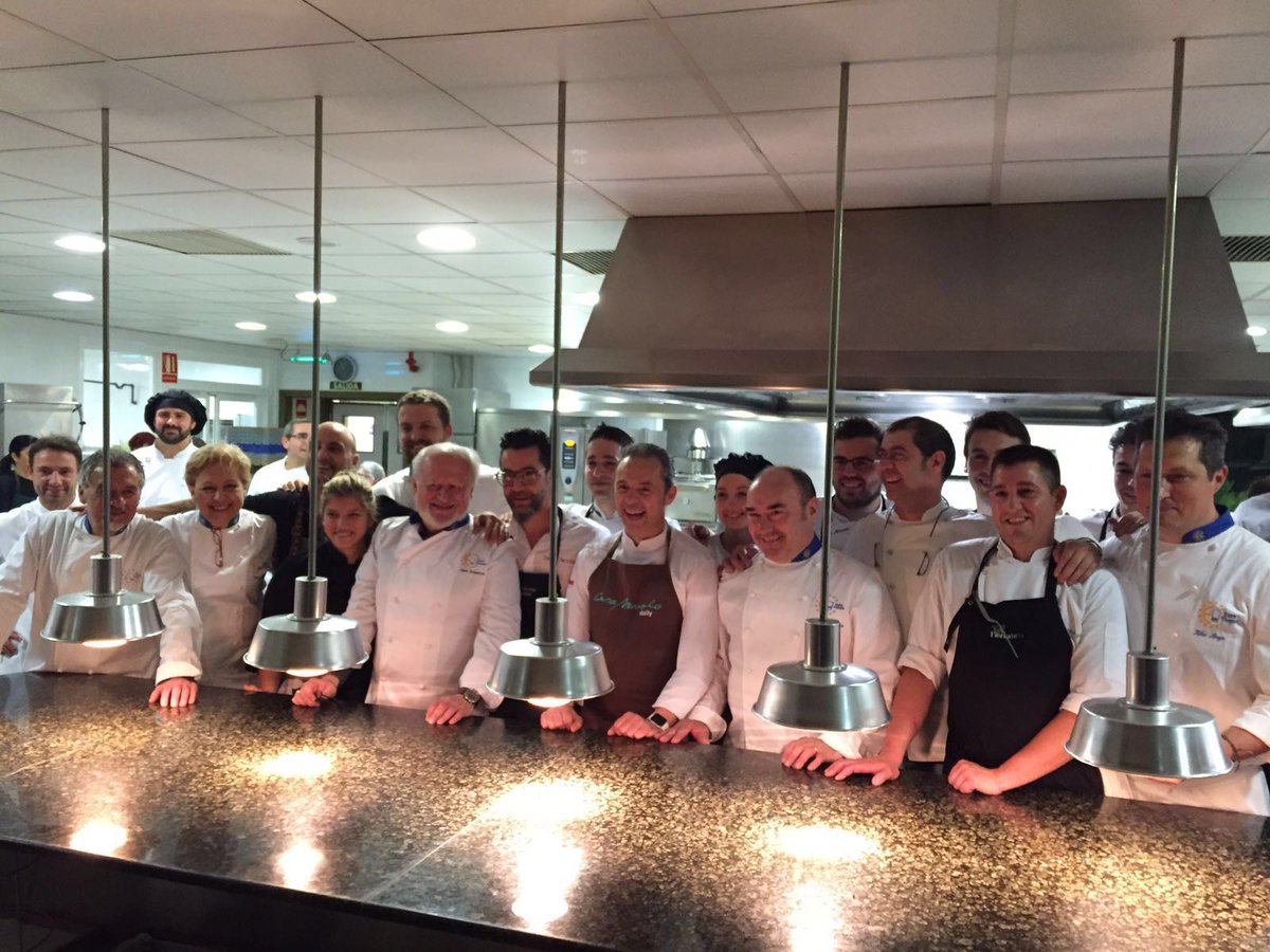 makroESP's tweet photo. Cenas capaces de reunir a los mejores chefs del país con las que quedarte sin palabras... 👏 @eurotoques2016 https://t.co/hEkCk34Cb0