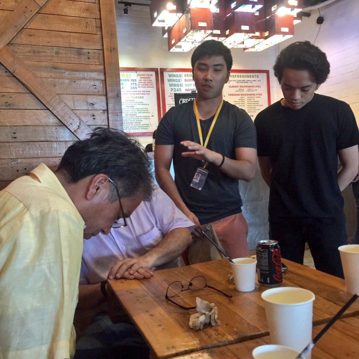 jullianeloved's tweet photo. Cong. Lopez: While at the burger place, some students approached @MARoxas, cried & prayed over him #VotePH2016 https://t.co/XAsHnHiYvE