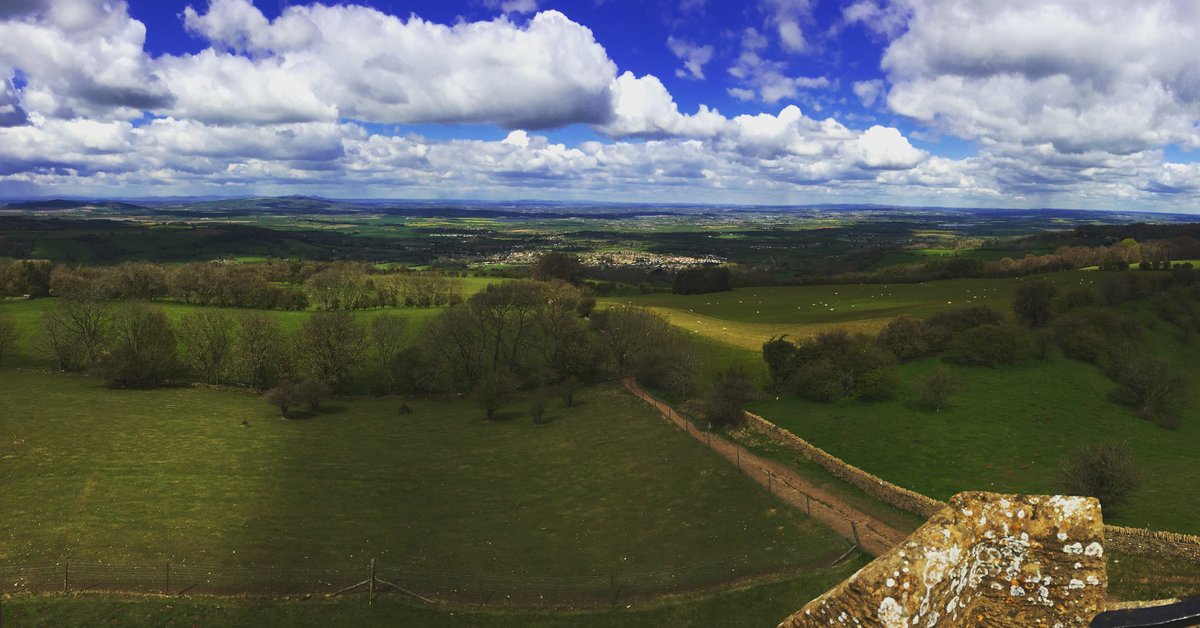 Stokesy_105's tweet photo. Amazing view!! #broadwaytower #cotswolds #countryside #bluesky https://t.co/YAW12EjVnB