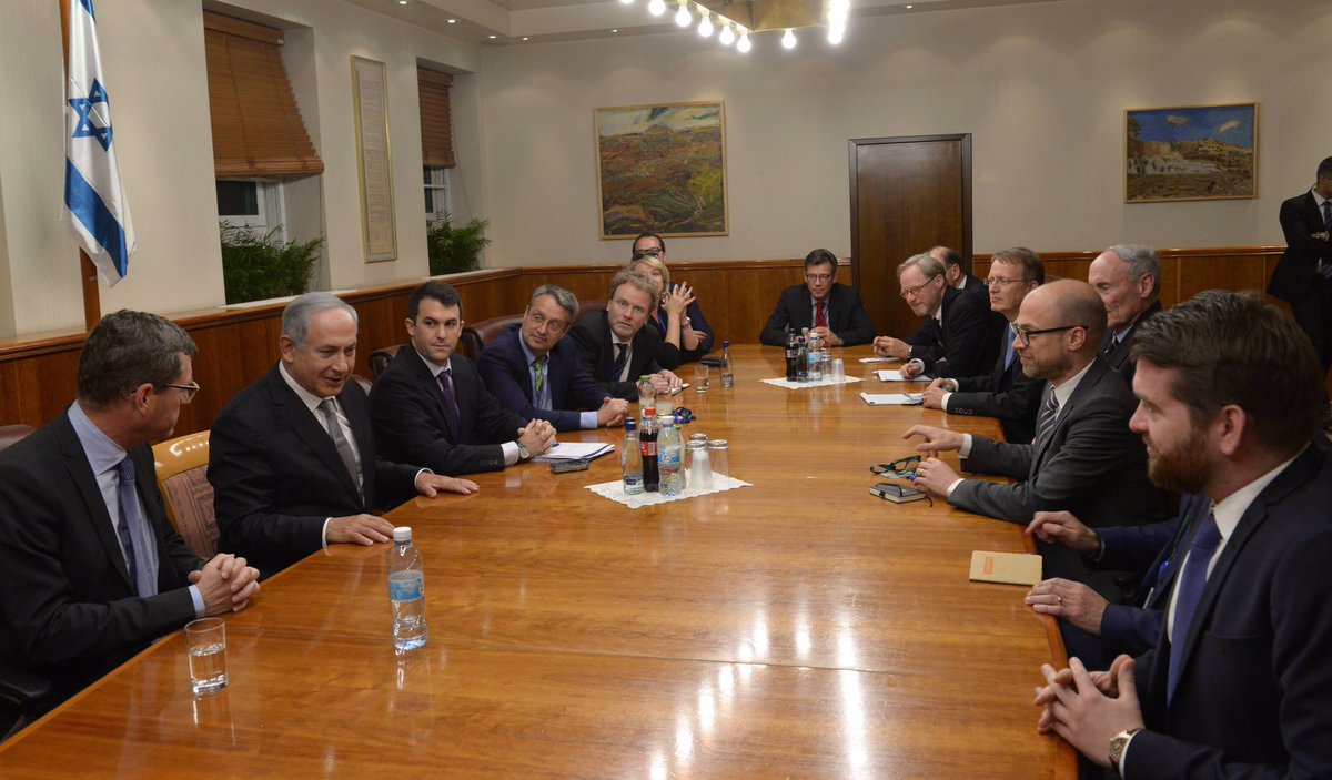 KaiDiekmann's tweet photo. Diesen Foto-Beweis waren wir noch schuldig: unser Treffen mit @IsraeliPM Benjamin Netanjahu! #israel16 https://t.co/oOHeBOOUrd