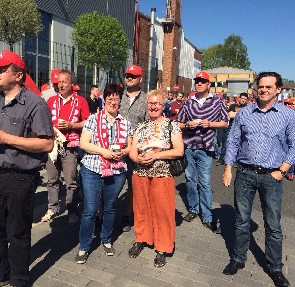 JuttaKrellmann's tweet photo. War gestern mit 400 Beschäftigten beim #Warnstreik in Aerzen bei Lenze und Phoenix. Stimmung kämpferisch! #igm2016 https://t.co/U5UK9Z3oGl