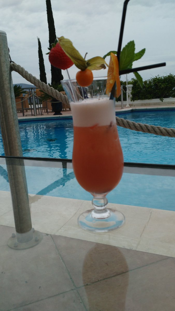 PatrickT75020's tweet photo. Préparation d'un #cocktail #sansalcool par le talentueux #chefbarman Geoffroy à la #villabelrose @LeFashionPost https://t.co/uCFtgv3XIQ