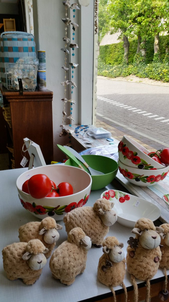 Voor een vrolijke Pinkstertafel schalen met tomaten. Bij aankoop <a href="/WRpakhuis/">Wieringer Pakhuis</a> <a href="/uiteigenstreek/">Uit Eigen Streek</a> gratis tros tomaten.