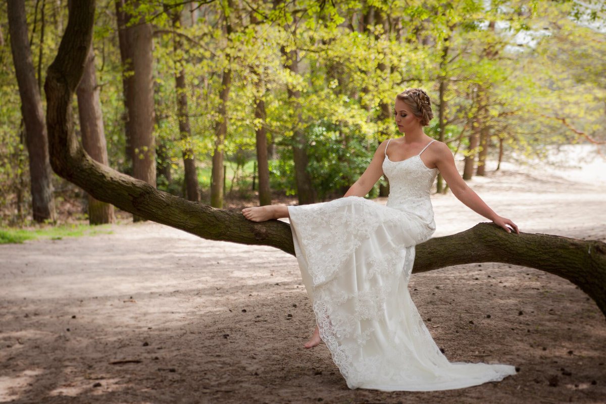 AshleyTalks's tweet photo. Another foto of the bride shoot! #magazine #bride #Promotion #online #reclame #dress #brides2016 #shoot #brides https://t.co/Y5WQWBdM05