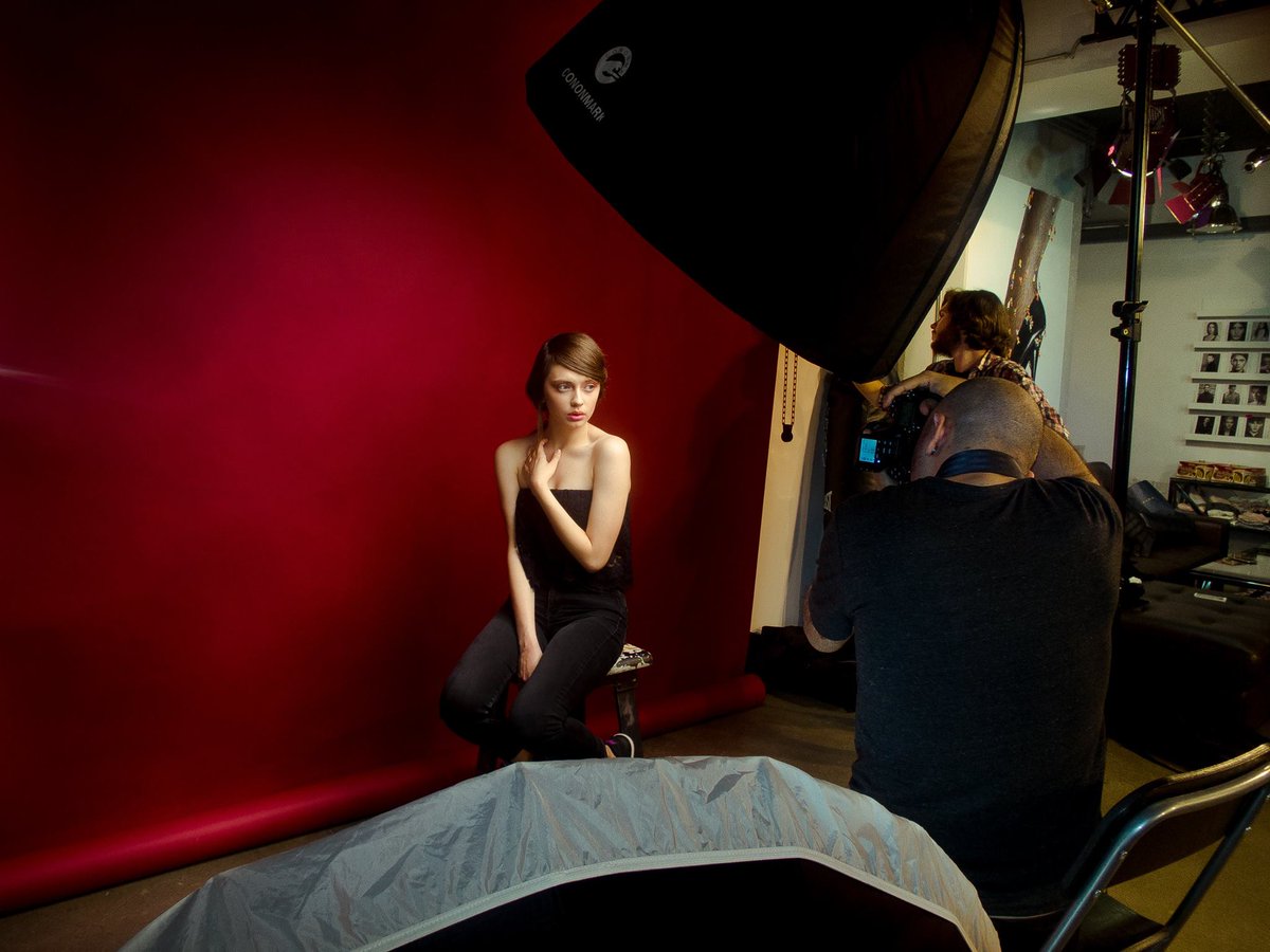 ZiaVey's tweet photo. #shooting #studio #bts #beauty #model #ruedesmodeles https://t.co/XUL53zCf46