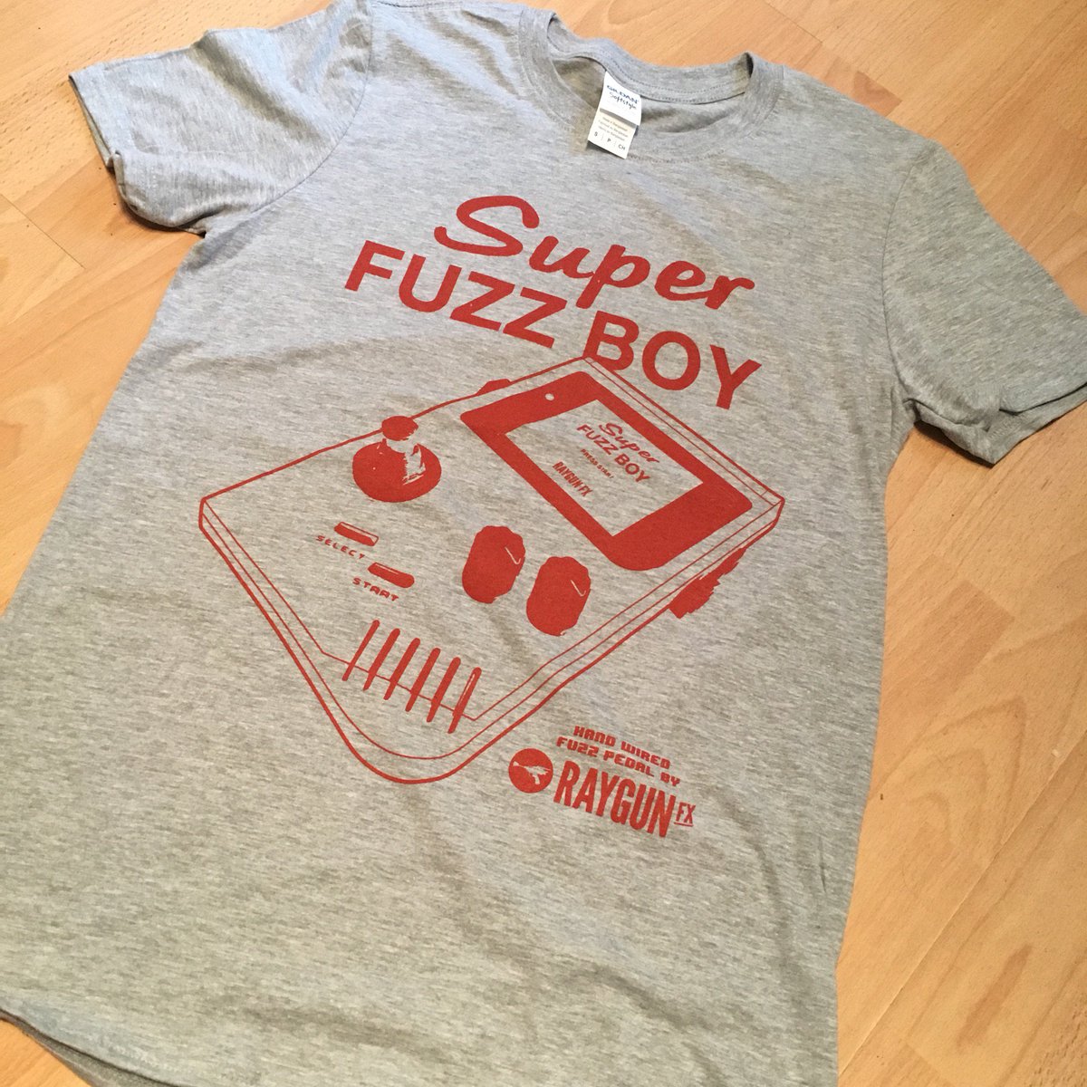 Super Fuzz Boy T-shirts are now here!
fuzzboxes.co.uk/product/raygun…

#fuzz #gameboy