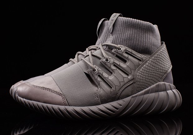 SneakerNews's tweet photo. Reflective snakeskin is the material of choice for the adidas "Fashion Week" pack  https://t.co/z1kNRJ4aDL https://t.co/TPc3PvHXfl