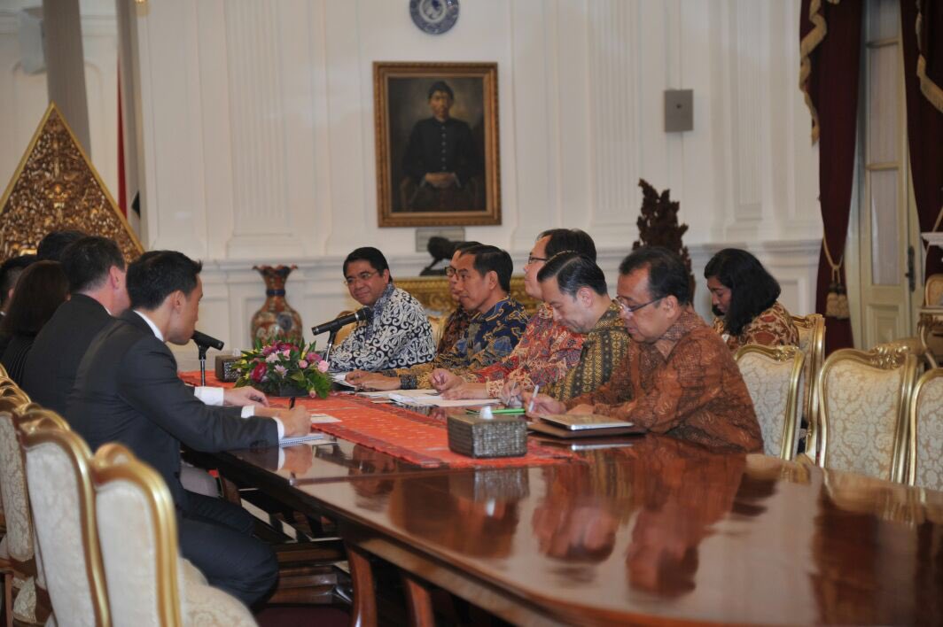 Iprahumas's tweet photo. Presiden @jokowi terima lembaga pemeringkat Standard & Poor's Global Rating di Istana Merdeka @KantorStafPres #goGPR https://t.co/KUF8JC3tJi