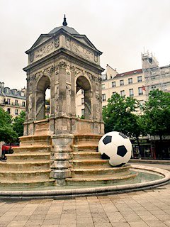 Paris's tweet photo. J-31 avant l'#Euro2016, le ballon est bien arrivé à Paris ⚽

Vous êtes prêts ? 😀 https://t.co/DuaVUZfzuT