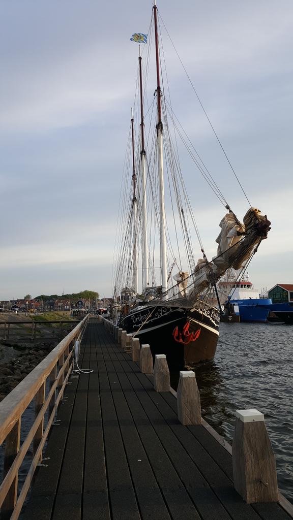 caramboolage's tweet photo. Diese Woche rein analoger Unterricht in der Schule des Lebens: Segeln auf dem Ijselmeer mit der 10 https://t.co/5NMVeZAipQ
